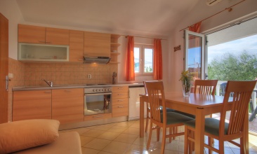 Kuća Irena, Apartman 2+2 e, Jezera