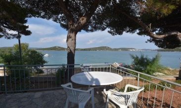 Kuća Neven, Apartman 2+2, Betina