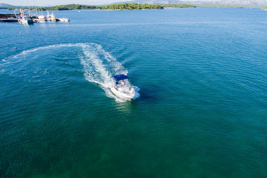 Najam glisera Quicksilver Active 555 sa motorom Mercury 115 ks u mjestu Murter na Otoku Murteru