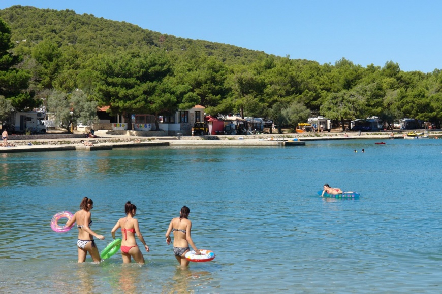 Kupaćice na plaži Lovišća