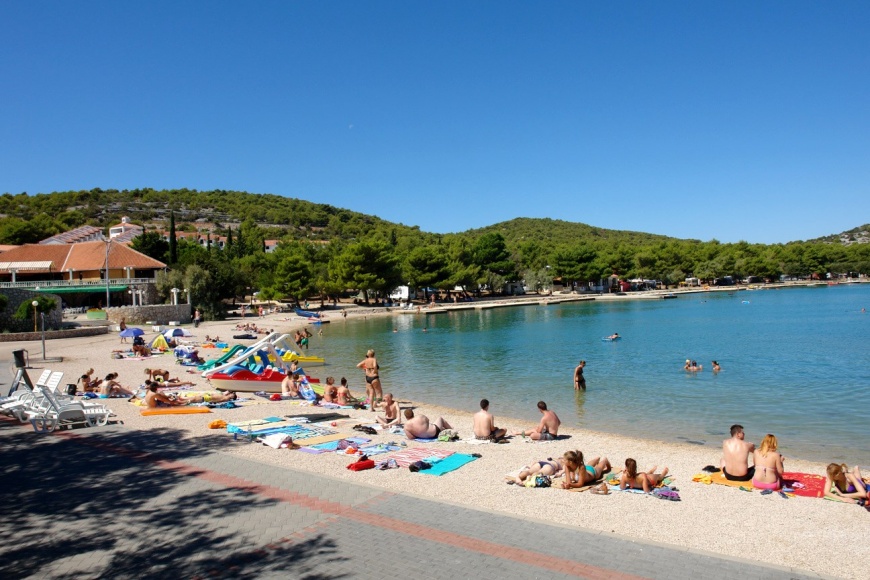 Kupači na plaži Lovišća