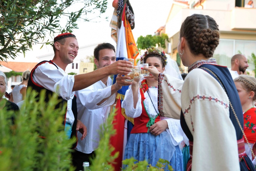 Mladenci nazdravljaju