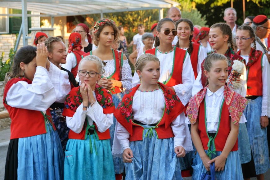 Djevojke u narodnim nošnjama