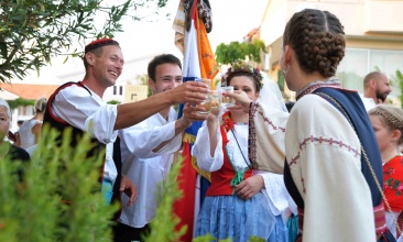 Mladenci nazdravljaju