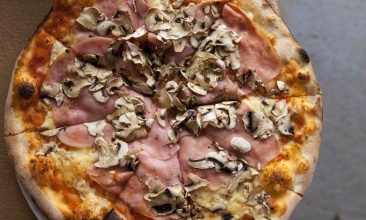 Pizza u pizzeriji Morski pas