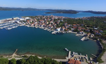 Uvala Zdrače, pogled na centar Betine